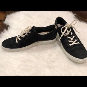 Ecco black suede with side zippers. Size 40. EUC